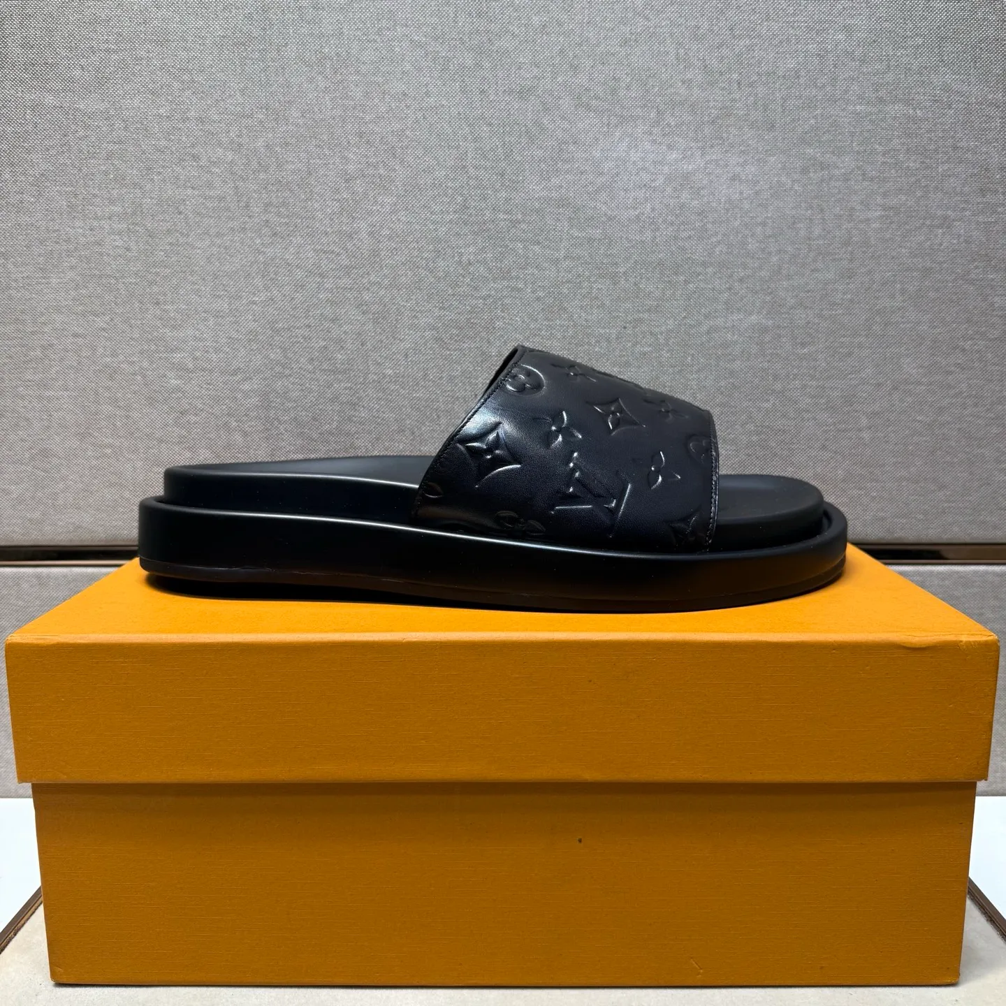 ⬛️Men's shoes 💰p400 [LV～] Men's casual slippers 2025z cabinet sales simultaneously 🔶Size: 39-44#️⃣ 🔷4 colors🔜The upper is made of cowhide stitching➕Genuine leather lining, comfortable and breathable, sole: original comfortable and wear-resistant outsole, ⚠️Real 📱Photographed🎬The real thing is better📢📢📢